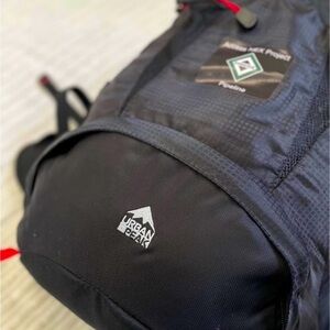 Urban Peak 28L Black Hiking Daypack